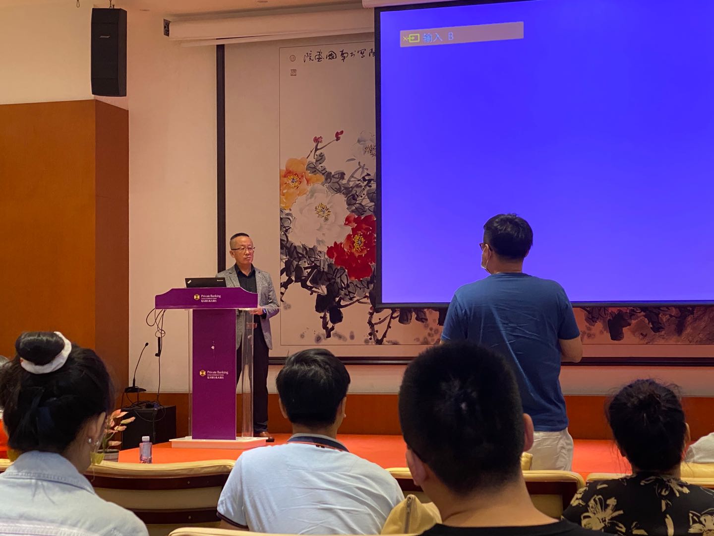 顾军老师与来宾探讨 顾军老师与来宾探讨