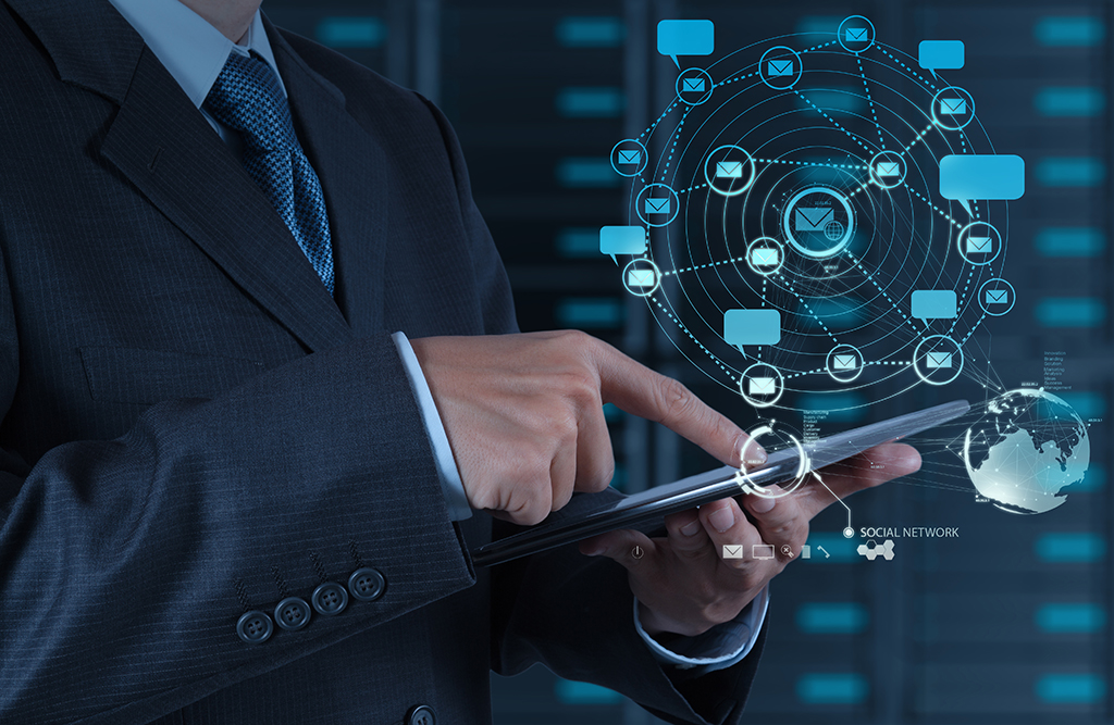 千库网_科技商人使用平板电脑显示互联网和社会网络_摄影图编号291966 千库网_科技商人使用平板电脑显示互联网和社会网络_摄影图编号291966