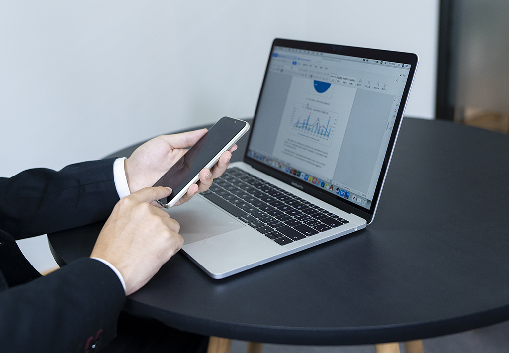 千库网_商务办公白领查阅资料摄影图_摄影图编号80096 千库网_商务办公白领查阅资料摄影图_摄影图编号80096