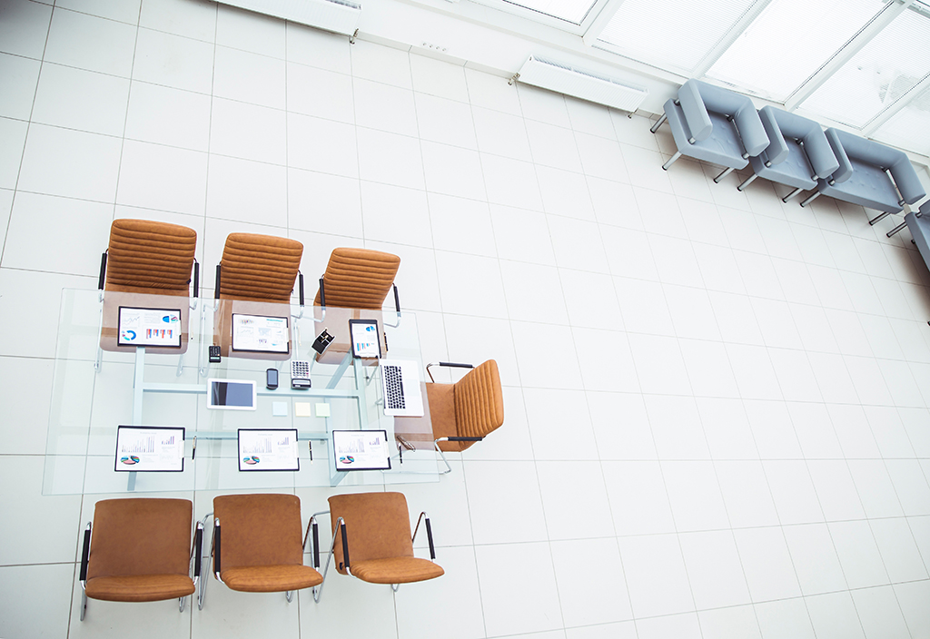 千库网_顶视图 - 现代会议室中举行商务会议的场所。_摄影图编号18063397